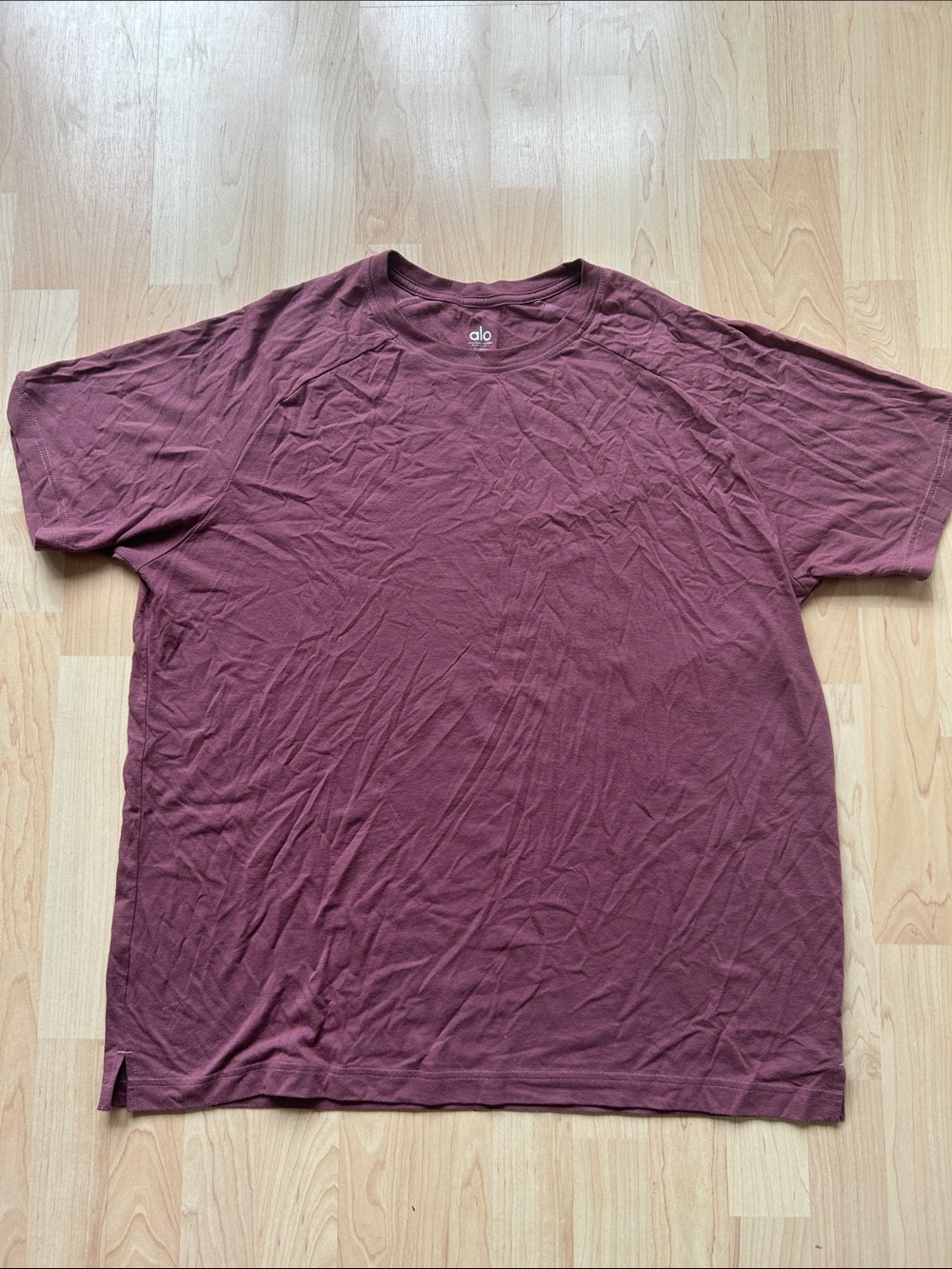Alo yoga Men's Short Sleeve Crew Tee — Maroon
